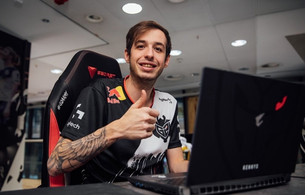 FlyQuest 首先进入了 StarLadder 布达佩斯 Major 2025 第二阶段，而 Rare Atom 被淘汰